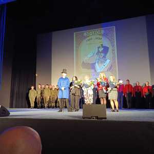 Zdjęcie przedstawiające uczestników jubileuszu 30-lecia szkoły.