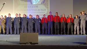 Zdjęcie przedstawiające uczestników jubileuszu 30-lecia szkoły.