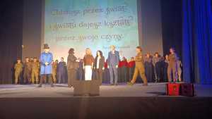 Zdjęcie przedstawiające uczestników jubileuszu 30-lecia szkoły.