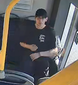 Zdjęcie mężczyzny z czapką z daszkiem.