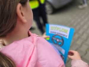 Zdjęcie policjanta oraz dziecka trzymającego dyplom.