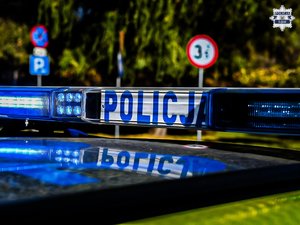 Zdjęcie świateł pojazdu uprzywilejowanego.