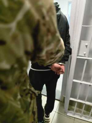 Zdjęcie policjanta i osoby zatrzymanej.