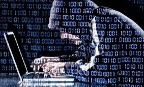 Zdjęcie mężczyzny siedzącego przy komputerze.