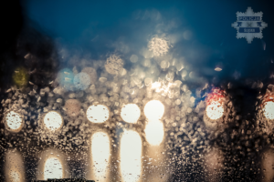 Zdjęcie świateł pojazdu w trakcie deszcu.