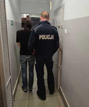 Zdjęcie zatrzymanej kobiety oraz policjanta.