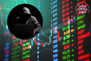 Zdjęcie pulpitu komputera oraz zakapturzonego mężczyznę.