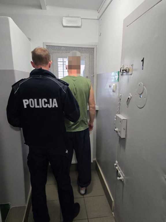 Zdjęcie osoby zatrzymanej oraz policjanta.