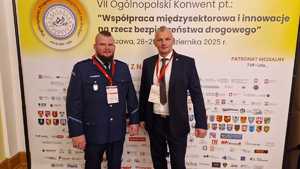 Zdjęcie przedstawiające policjanta oraz pracownika Urzędu Miasta Jastrzębie-Zdrój.