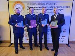 Zdjęcie przedstawiające 3 policjantów oraz pracownika Urzędu Miasta Jastrzębie-Zdrój.