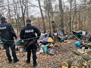 Zdjęcie przedstawiające dzielnicowych, w trakcie kontroli miejsc przebywania osób bezdomnych.