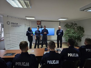 Zdjęcie Pana Komendanta oraz uczestników.