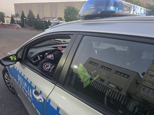 Zdjęcie przedstawiające radiowóz.