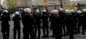 Zdjęcie przedstawiające policjantów w trakcie zabezpieczenia.