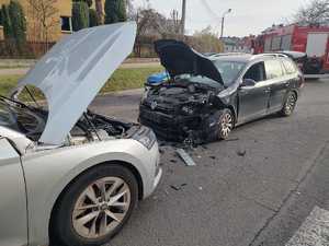 Zdjęcie uszkodzonych pojazdów oraz pojazdów służb mundurowych.