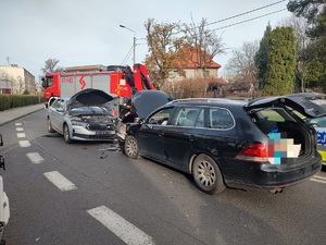 Zdjęcie uszkodzonych pojazdów oraz pojazdów służb mundurowych.