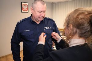 Zdjęcie przedstawiające I Zastępcę Komendanta oraz Panie z Ośrodka Pomocy Społecznej.