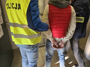 Zdjęcie przedstawiające policjantów i osoby zatrzymanej.