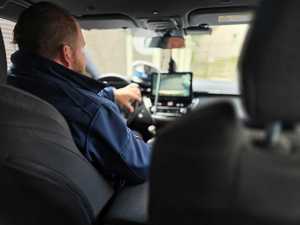 Zdjęcie przedstawiające policjanta ruchu drogowego w radiowozie.