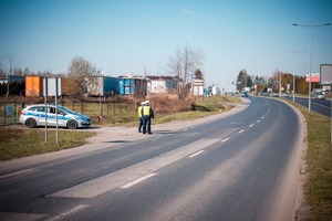 Zdjęcie przedstawiające policjantów ruchu drogowego.