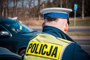 Zdjęcie przedstawiające policjanta ruchu drogowego.