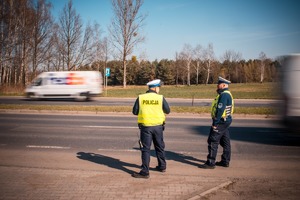 Zdjęcie przedstawiające policjantów ruchu drogowego.