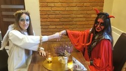 Zdjęcie dwóch dziewczyn przebranych za diabełka i aniołka.