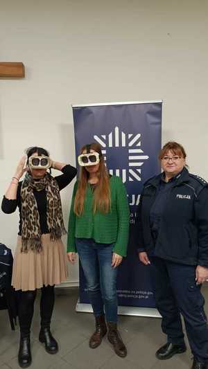 Zdjęcie przedstawiające policjantkę oraz uczestników spotkania.