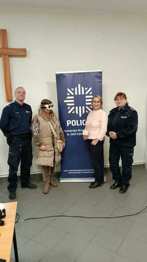 Zdjęcie przedstawiające policjantów oraz uczestników spotkania.