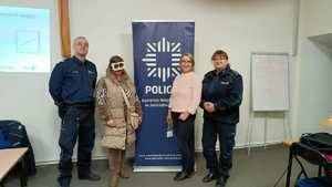 Zdjęcie przedstawiające policjantów oraz uczestników spotkania.