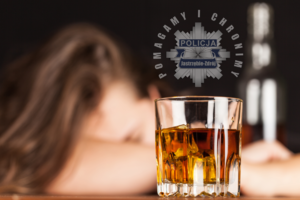 Plakat z małym dzieckiem trzymającym misia oraz postać osoby dorosłej.