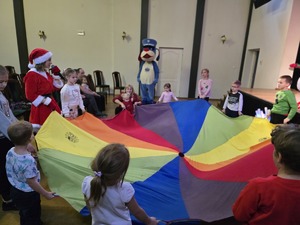 Zdjęcie przedstawiające dzieci oraz Sznupka.