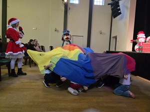 Zdjęcie przedstawiające dzieci oraz oraz Sznupka.