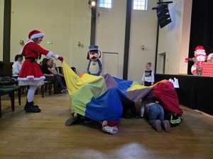 Zdjęcie przedstawiające dzieci oraz oraz Sznupka.