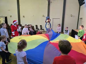 Zdjęcie przedstawiające dzieci oraz oraz Sznupka.