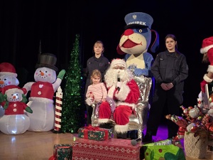 Zdjęcie przedstawiające dzieci, Mikołaja, Sznupka oraz uczennice klasy mundurowej.