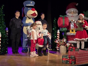 Zdjęcie przedstawiające dzieci, Mikołaja, Sznupka oraz uczennice klasy mundurowej.