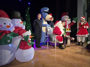 Zdjęcie przedstawiające dzieci, Mikołaja, Sznupka oraz uczennice klasy mundurowej.