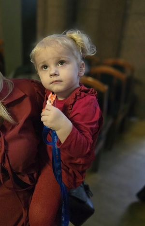 Zdjęcie przedstawiające dziewczynkę trzymającą odblask.