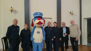 Zdjęcie przedstawiające policjantów, Sznupka oraz organizatorów.