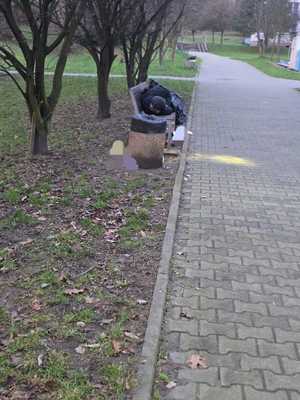 Zdjęcie osoby leżącego na ławce.