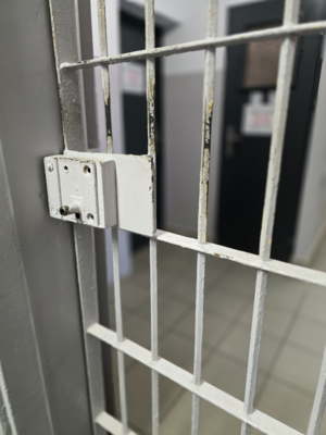 Zdjęcie krat do pomieszczeń osób zatrzymanych.