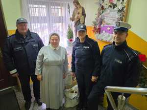Zdjęcie przedstawiające policjantów oraz siostrę zakonną.