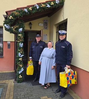 Zdjęcie przedstawiające policjantów  oraz siostrę zakonną.