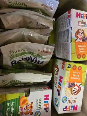 Zdjęcie przedstawiające zebrane rzeczy do przekazania - musy, kaszki.