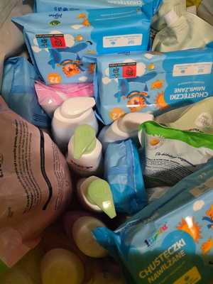 Zdjęcie przedstawiające zebrane artykuły kosmetyczne.