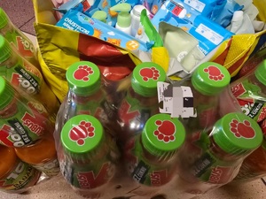 Zdjęcie przedstawiające zebrane soki oraz artykuły kosmetyczne.