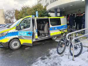 Zdjęcie nowego radiowozu oraz dwóch rowerów.