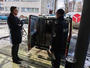 Zdjęcie nowego radiowozu policyjnego, Pana Komendanta oraz Pana Prezydenta.