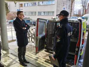 Zdjęcie nowego radiowozu policyjnego, policjantów oraz dwóch rowerów.